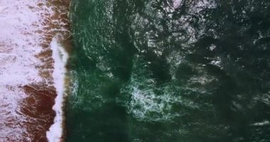 Tayland 'daki Phuket Sahili' nde kumlu sahile çarpan inanılmaz dalgalar.
