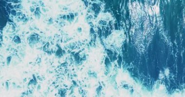 Tayland 'daki Phuket Sahili' nde kumlu sahile çarpan inanılmaz dalgalar.