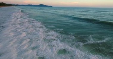 Tayland 'daki Phuket Sahili' nde kumlu sahile çarpan inanılmaz dalgalar.