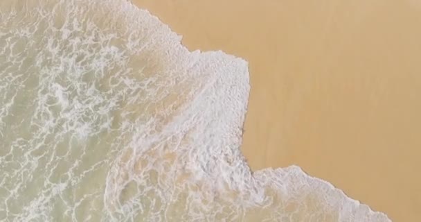 泰国普吉海滩沙滩上惊人的海浪冲撞 美丽的海滩背景 — 图库视频影像