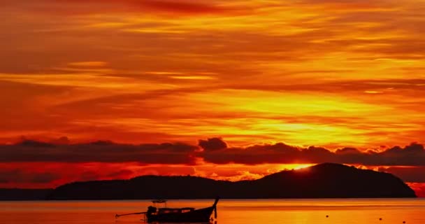 美丽的4K壮丽的日出或日落的时间流逝 天空笼罩在海景之上 令人叹为观止的五彩缤纷的自然之光 云彩日出的天空背景 — 图库视频影像