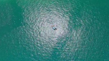 Tayland 'ın Phuket adasındaki tropikal denizde uzun kuyruklu balıkçı teknesi. Güzel deniz yüzeyi. İHA kamerasından yüksek açı.