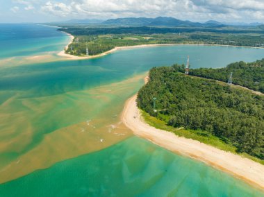 Phuket thailand 'daki tropikal denizin hava görüntüsü, güzel deniz sahili arka planı.