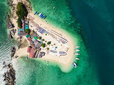 Phang Nga Tayland 'daki Koh Khai Maew Adası' ndaki tropikal kumlu deniz manzaralı harika küçük adanın insansız hava görüntüsü.