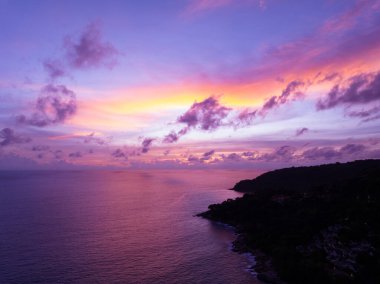 İnanılmaz gün batımı ya da deniz manzarası üzerinde gün doğumu gökyüzü, doğanın güzel renkli deniz manzarası arka planı, insansız hava manzarası okyanus arka planı