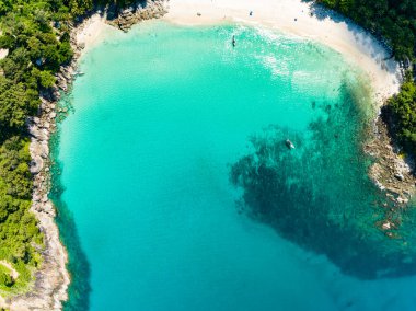 Özgürlük Sahili Phuket Tayland 'daki güzel Phuket Adası' ndaki Tropikal sahil manzarası inanılmaz.