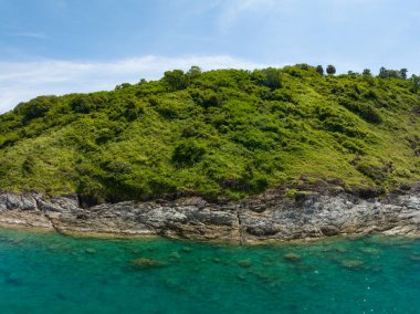 Yaz mevsiminde Phuket Adası 'nda güzel deniz manzarası, güzel hava günlerinde inanılmaz deniz manzarası, doğa sahili arka planı.