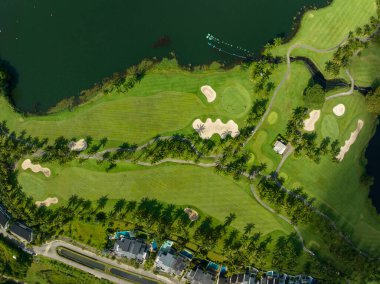 Güzel yeşil golf sahasının havadan görünüşü ve spor arka planı ve seyahat doğa arka planı için yeşil manzaranın en üst görüntüsü, inanılmaz yeşil doğa manzarası.