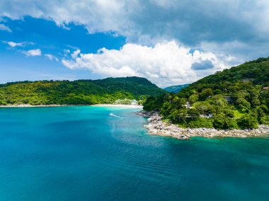 Phuket Adası Tayland 'daki tropik deniz kıyılarının hava görüntüsü, güzel deniz manzarası.