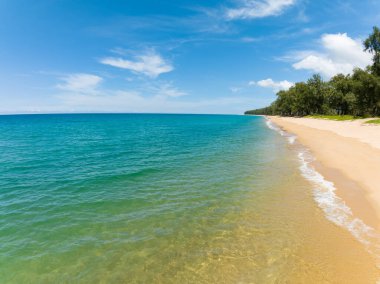 Yaz mevsiminde Phuket Adası 'nda güzel deniz manzarası, güzel hava günlerinde inanılmaz deniz manzarası, doğa sahili arka planı.