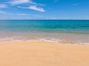 Yaz mevsiminde Phuket Adası 'nda güzel deniz manzarası, güzel hava günlerinde inanılmaz deniz manzarası, doğa sahili arka planı.