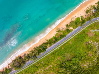 Tayland 'ın Phuket adası etrafındaki yol, yaz mevsiminde açık deniz manzarası Doğa ve Seyahat arka planı.