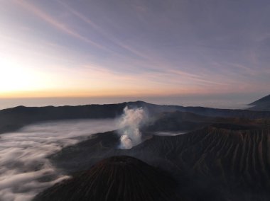 Bromo Volkanı 'ndaki hava manzaralı dağlar gündoğumunda gökyüzü, Bromo Tengger Semeru Ulusal Parkı' ndaki Penanjakan Güzel Dağları, Doğu Java, Endonezya.