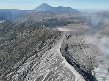 Bromo Volkanı 'ndaki hava manzaralı dağlar güneşli gökyüzü boyunca, Bromo Tengger Semeru Ulusal Parkı' ndaki Penanjakan Güzel Dağları, Doğu Java, Endonezya.