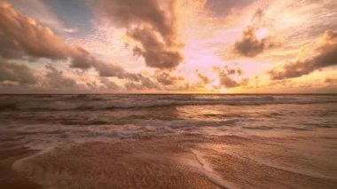 Doğa deniz günbatımı arka plan. Gün batımında tropikal deniz ya da deniz üzerinde gün doğumu videosu 4K, altın saatinde renkli gökyüzü inanılmaz deniz manzarası, okyanus sahili günbatımı güzel gökyüzü deniz manzarası.