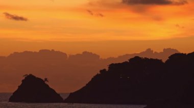 Günbatımında tropikal deniz ya da deniz üzerinde gün doğumu videosu 4K, altın saatinde renkli gökyüzü inanılmaz deniz manzarası, okyanus sahili günbatımı güzel gökyüzü deniz manzarası