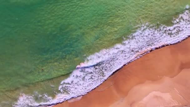 Onde Incredibili Che Infrangono Sulla Riva Sabbiosa Phuket Beach Thailandia — Video Stock
