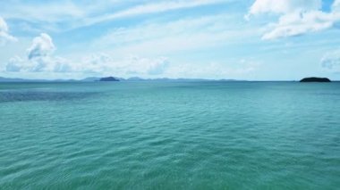 Hava manzaralı tropikal deniz arka planı, yaz günü arka planında doğa deniz manzarası