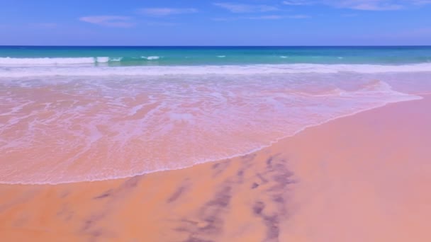 Niesamowite Fale Rozbijające Się Piaszczystym Brzegu Plaży Phuket Tajlandii Piękne — Wideo stockowe