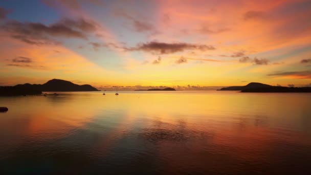 Tropische Zee Bij Zonsondergang Zonsopgang Zee Video Kleurrijke Hemel Gouden — Stockvideo