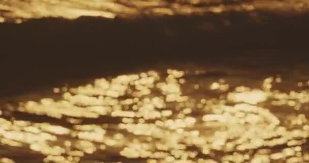 Захід Сонця Світить Поверхні Морської Води Сонячні Промені Мерехтять Океані — стокове відео
