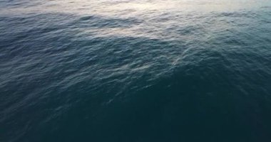 Yukarıdan aşağıya karanlık dalgalar deniz yüzeyi doğa, okyanus dalgaları arka plan