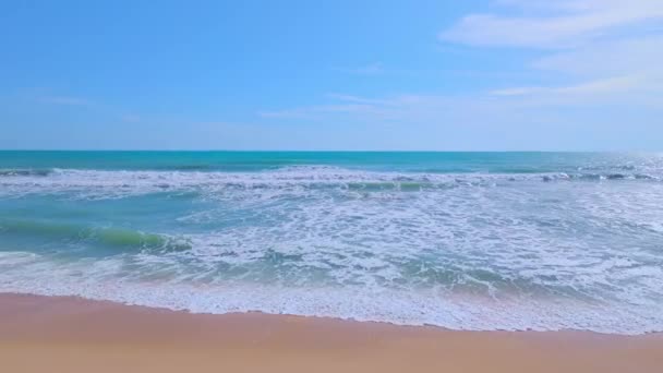 Удивительные Волны Ударяющие Песчаному Берегу Пляже Пхукет Таиланде Пляжном Фоне — стоковое видео