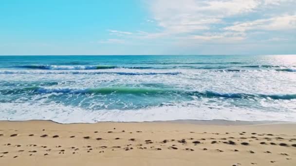 Удивительные Волны Ударяющие Песчаному Берегу Пляже Пхукет Таиланде Пляжном Фоне — стоковое видео