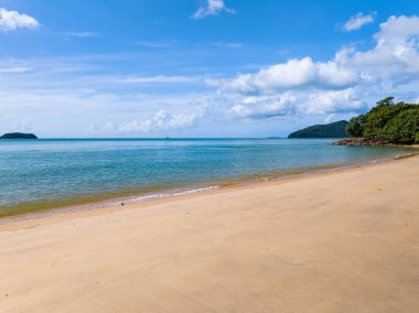Güzel deniz sahili arka planı, güzel hava gününde inanılmaz deniz okyanusu, doğanın kumsal arka planı.