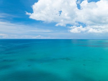 Yaz mevsiminde Phuket Adası 'nda güzel deniz manzarası, güzel hava günlerinde inanılmaz deniz manzarası, doğa sahili arka planı.