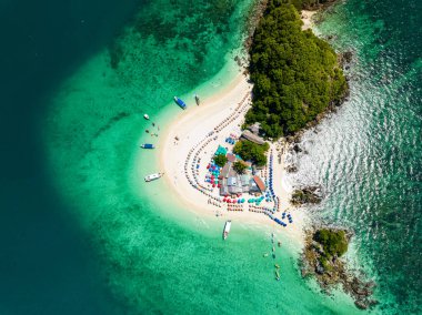 Phang Nga Tayland 'daki Koh Khai Maew Adası' ndaki tropikal kumlu deniz manzaralı harika küçük adanın insansız hava görüntüsü.