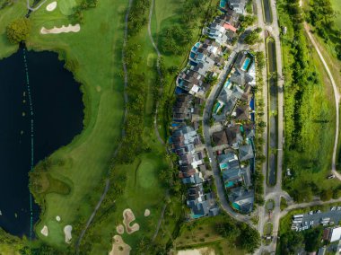 Güzel yeşil golf sahasının havadan görünüşü ve spor arka planı ve seyahat doğa arka planı için yeşil manzaranın en üst görüntüsü, inanılmaz yeşil doğa manzarası.