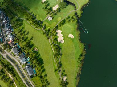 Güzel yeşil golf sahasının havadan görünüşü ve spor arka planı ve seyahat doğa arka planı için yeşil manzaranın en üst görüntüsü, inanılmaz yeşil doğa manzarası.
