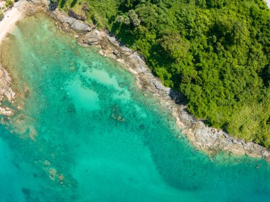 Yaz mevsiminde Phuket Adası 'nda güzel deniz manzarası, güzel hava günlerinde inanılmaz deniz manzarası, doğa sahili arka planı.