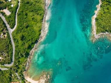 Yaz mevsiminde Phuket Adası 'nda güzel deniz manzarası, güzel hava günlerinde inanılmaz deniz manzarası, doğa sahili arka planı.