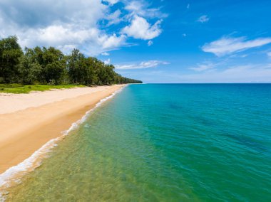Güzel deniz sahili arka planı, güzel hava gününde inanılmaz deniz okyanusu, doğanın kumsal arka planı.
