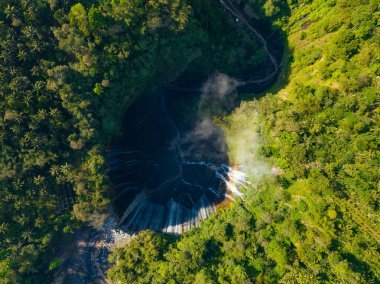 Coban Sewu olarak da bilinen Panorama Tumpak Sewu Şelaleleri 'nin hava manzarası. Güzel gökkuşağı ve sis, Tumpak Sewu Şelaleleri Doğu Java, Endonezya' da turistik bir merkezdir.