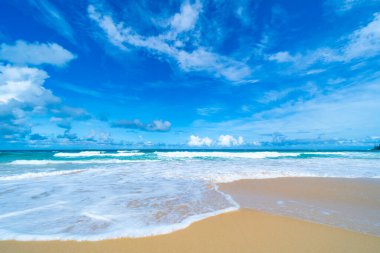 Güzel deniz sahili arka planı, güzel hava günlerinde inanılmaz deniz okyanusu kumlu sahile vuran güzel dalgalar doğa kumsalı arka planı.