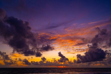 Güzel renkli gün batımı ya da deniz üzerinde gün doğumu dramatik bulutlar doğa arka planı