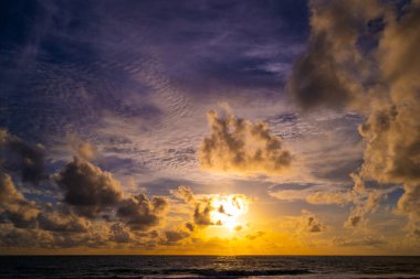 Güzel renkli gün batımı ya da deniz üzerinde gün doğumu dramatik bulutlar doğa arka planı
