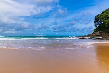 Güzel deniz sahili arka planı, güzel hava günlerinde inanılmaz deniz okyanusu kumlu sahile vuran güzel dalgalar doğa kumsalı arka planı.