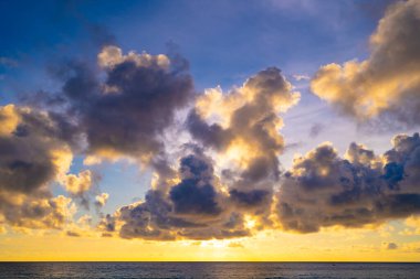 Güzel renkli gün batımı ya da deniz üzerinde gün doğumu dramatik bulutlar doğa arka planı