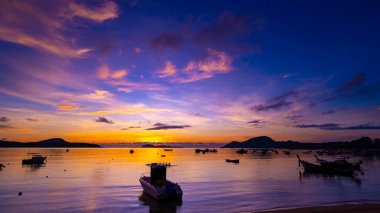 Güzel renkli gün batımı ya da deniz üzerinde gün doğumu dramatik bulutlar doğa arka planı