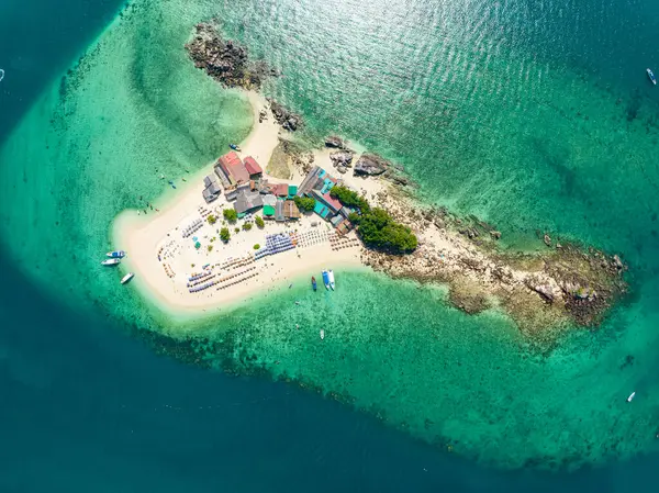 Phang Nga Tayland 'daki Koh Khai Maew Adası' ndaki tropikal kumlu deniz manzaralı harika küçük adanın insansız hava görüntüsü.