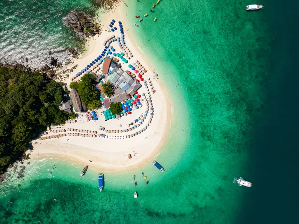 Phang Nga Tayland 'daki Koh Khai Maew Adası' ndaki tropikal kumlu deniz manzaralı harika küçük adanın insansız hava görüntüsü.