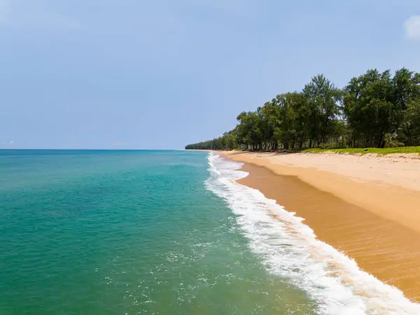 Güzel deniz sahili arka planı, güzel hava gününde inanılmaz deniz okyanusu, doğanın kumsal arka planı.
