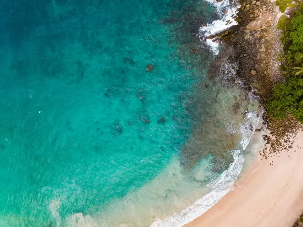 Phuket Tayland 'da dağları olan deniz manzarası yaz mevsiminde açık denizde güzel deniz manzarası.