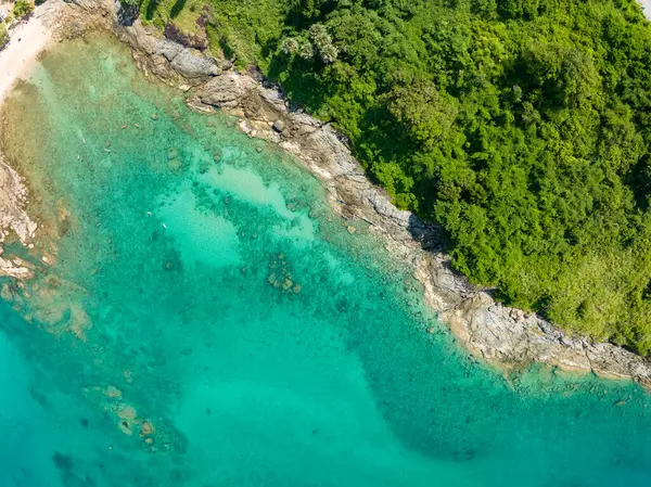 Yaz mevsiminde Phuket Adası 'nda güzel deniz manzarası, güzel hava günlerinde inanılmaz deniz manzarası, doğa sahili arka planı.