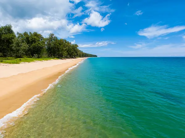 Güzel deniz sahili arka planı, güzel hava gününde inanılmaz deniz okyanusu, doğanın kumsal arka planı.