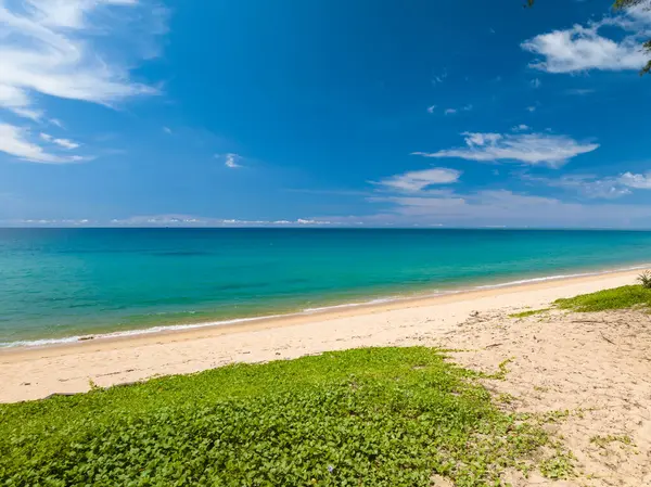 Yaz mevsiminde Phuket Adası 'nda güzel deniz manzarası, güzel hava günlerinde inanılmaz deniz manzarası, doğa sahili arka planı.